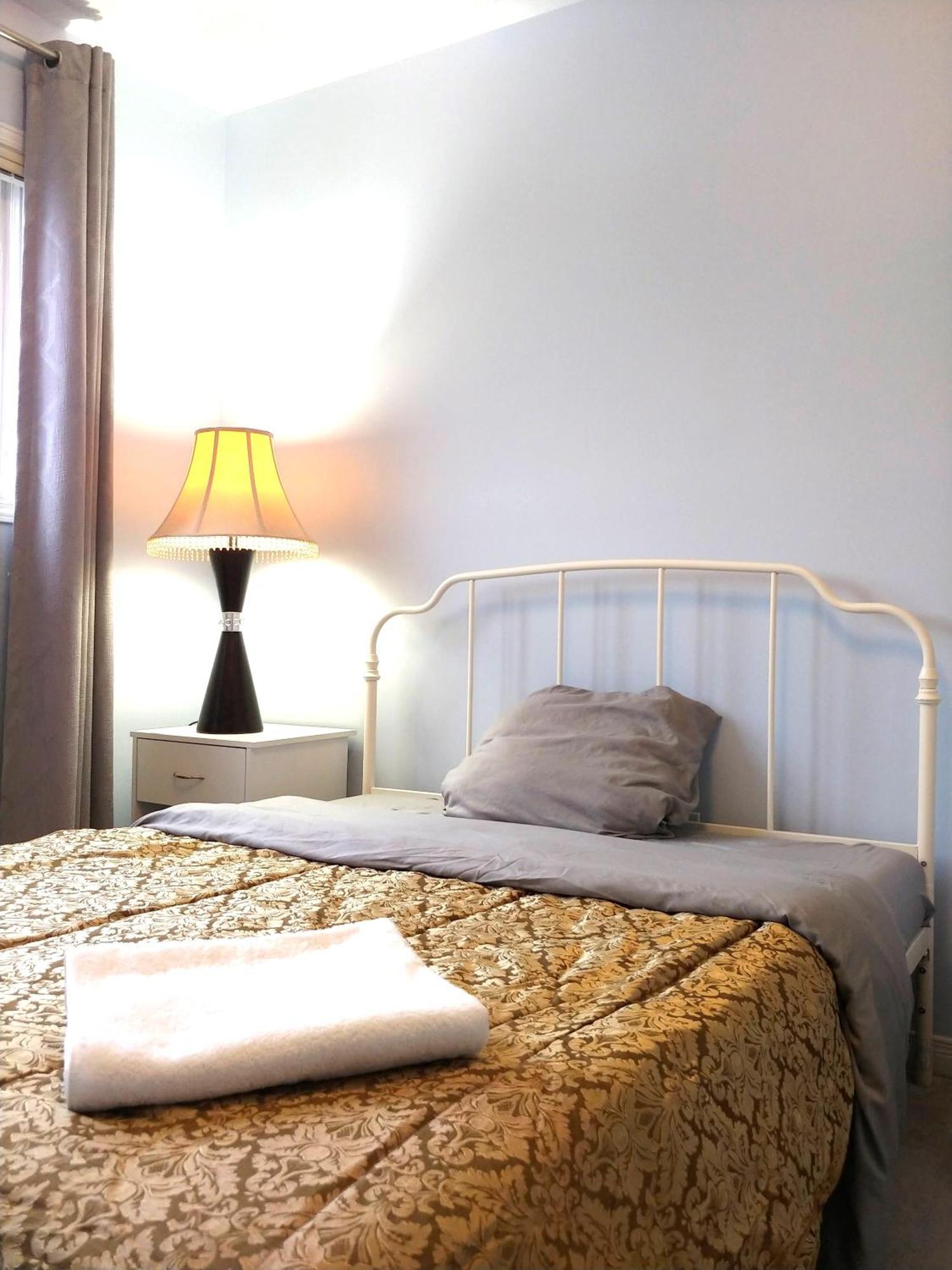 Rooms Near Train Station Burlington Exterior photo